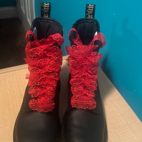 Dr. Martens x Hello Kitty combat boots ~ 7 ~ rare - Picture 2 of 8